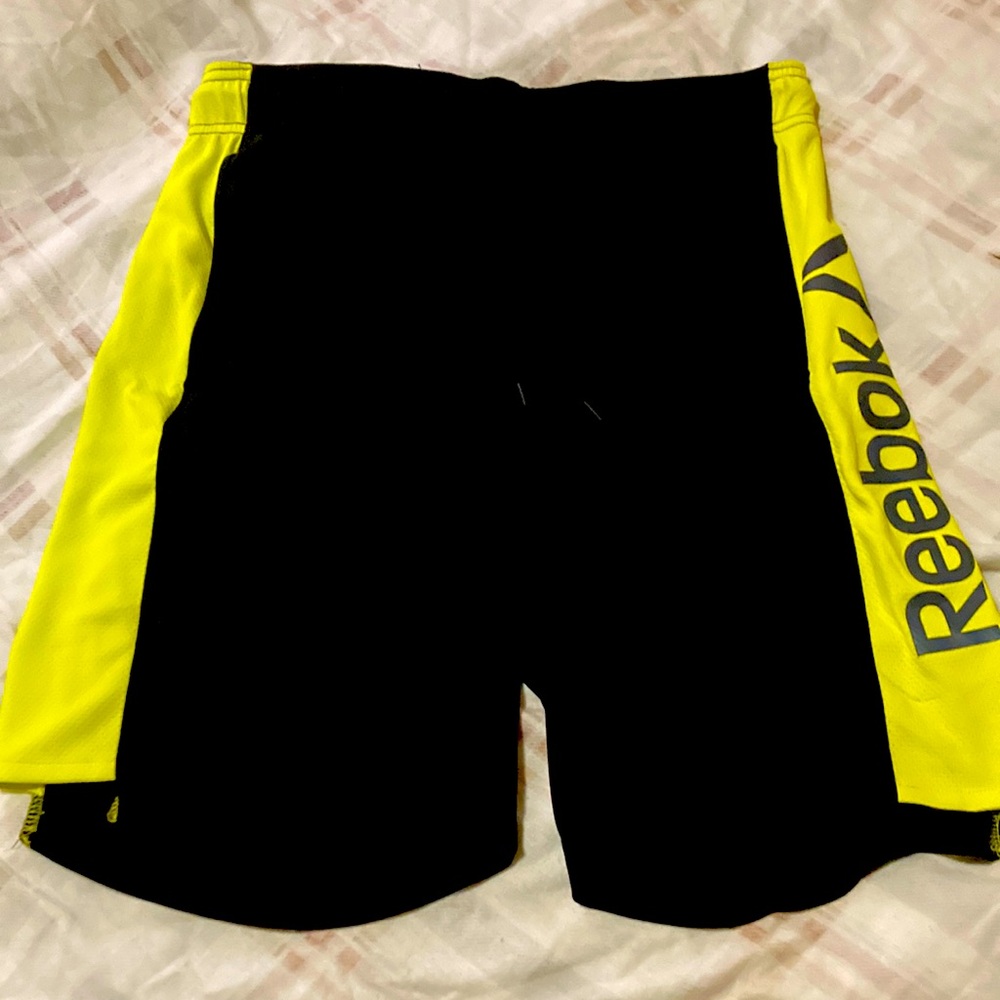 New never worn size M Reebok black and yellow shorts..!!